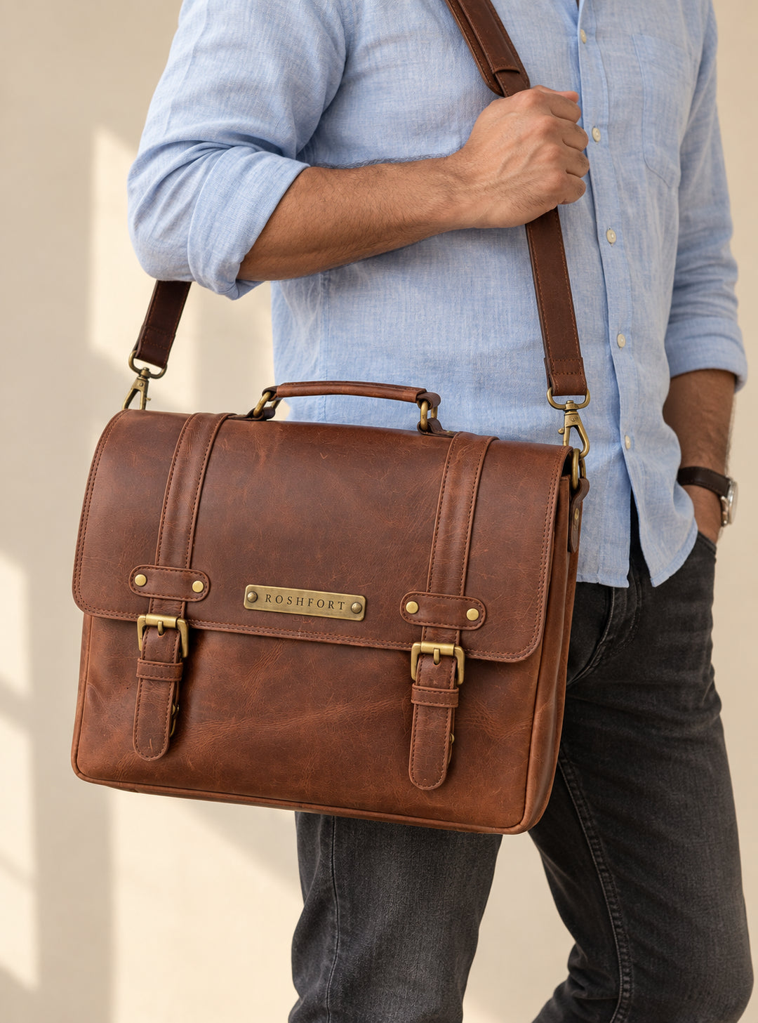 Man carrying the Italic Mont cognac satchel on the shoulder strap