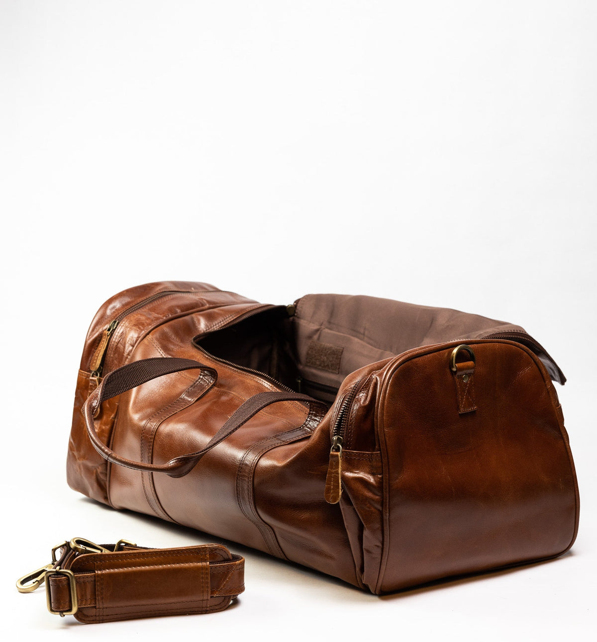 The Amsterdam duffle open with the detachable padded shoulder strap alongside