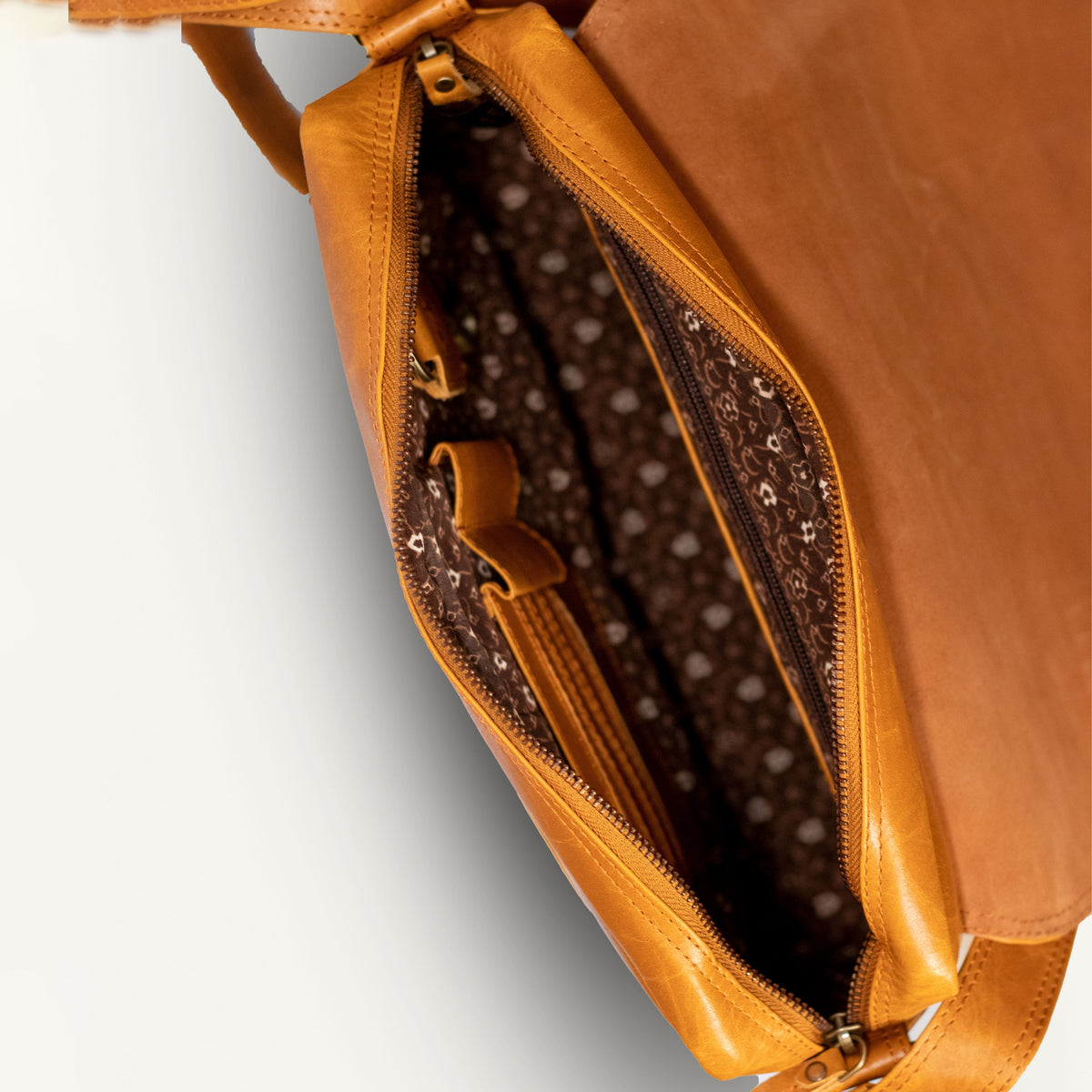 ROSHFORT Vince Cort tan leather messenger bag interior