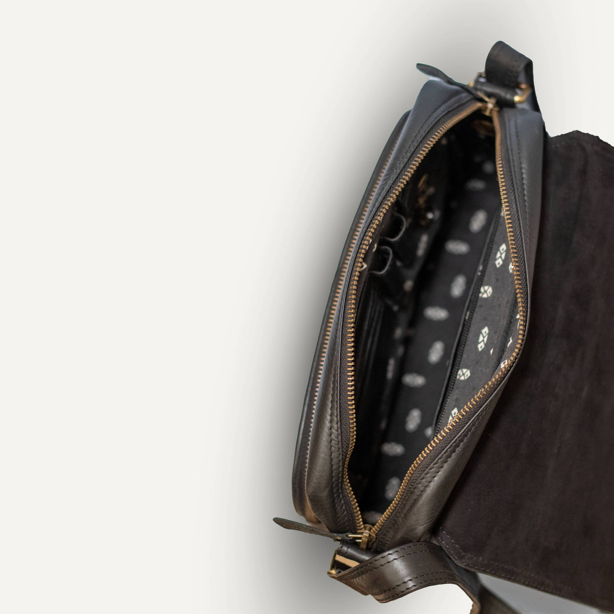 Printed cotton lined interior of the Vince Cort black messenger